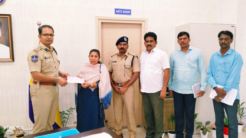 పోలీసు కుటుంబాలకు బాసటగా భద్రత స్కీమ్ 