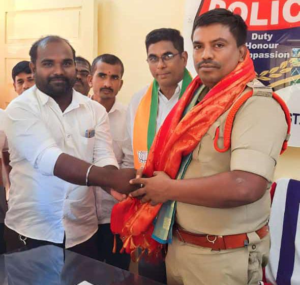హద్నూర్ ఎస్ ఐ ని సన్మానించిన ఓంకార్ యాదవ్......