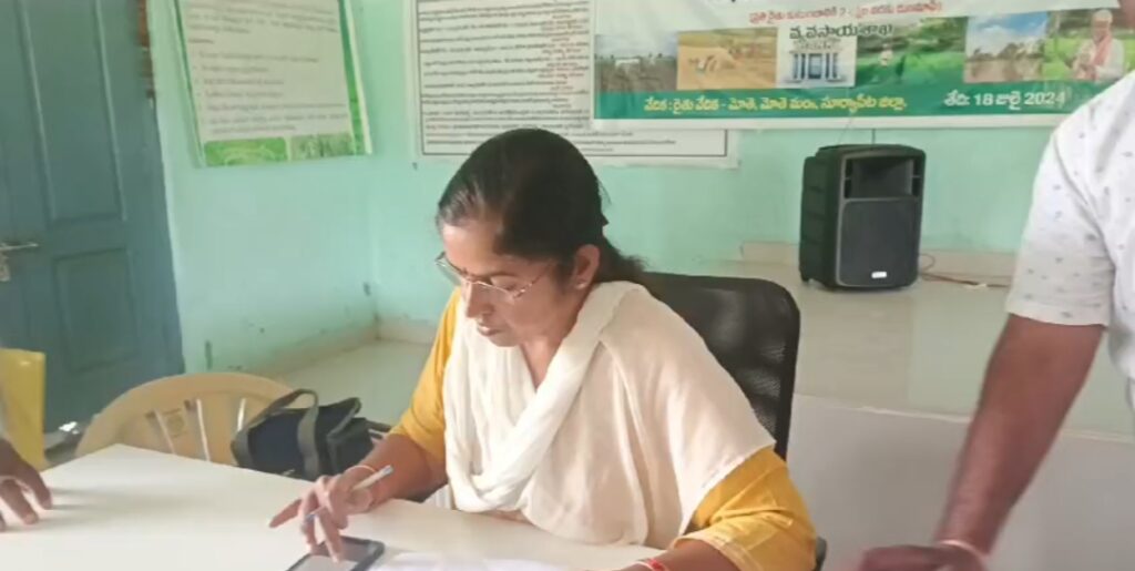 సమాచారం అడిగితే చిర్రుబొర్రులాట