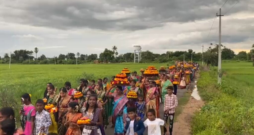 లింగంపల్లి గ్రామంలో సద్దుల బతుకమ్మ వేడుకలు 