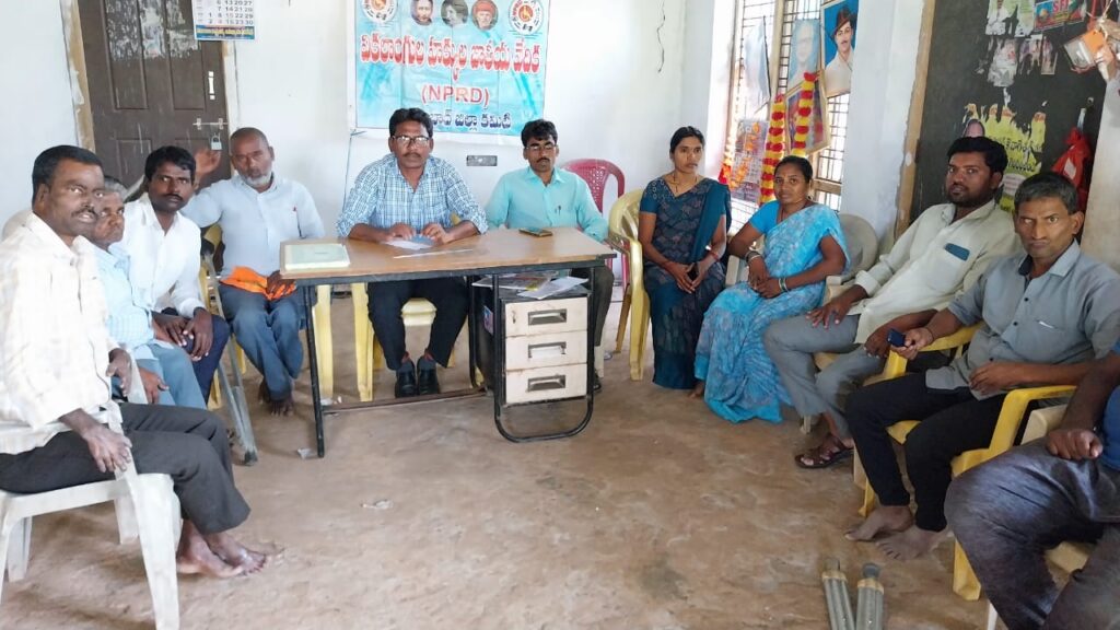 అవినీతికి పాల్పడుతున్న డీపీఎం, కంప్యూటర్ ఆపరేటర్స్ 