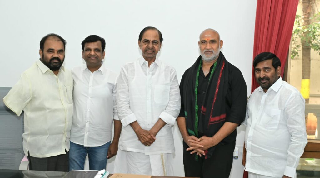 మాజీ సీఎం కెసిఆర్ మర్యాదపురంగా కలిసిన మాజీ మంత్రి 