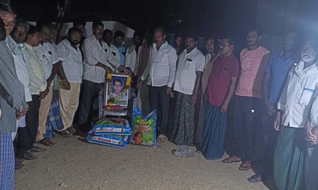 మృతుని కుటుంబ సభ్యులకు ఆర్థిక సాయం అందించిన కాంగ్రెస్ శ్రేణులు
