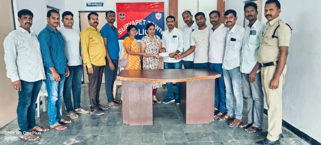 కానిస్టేబుల్ హరీష్ కుటుంబానికి ఆర్థిక సహాయం