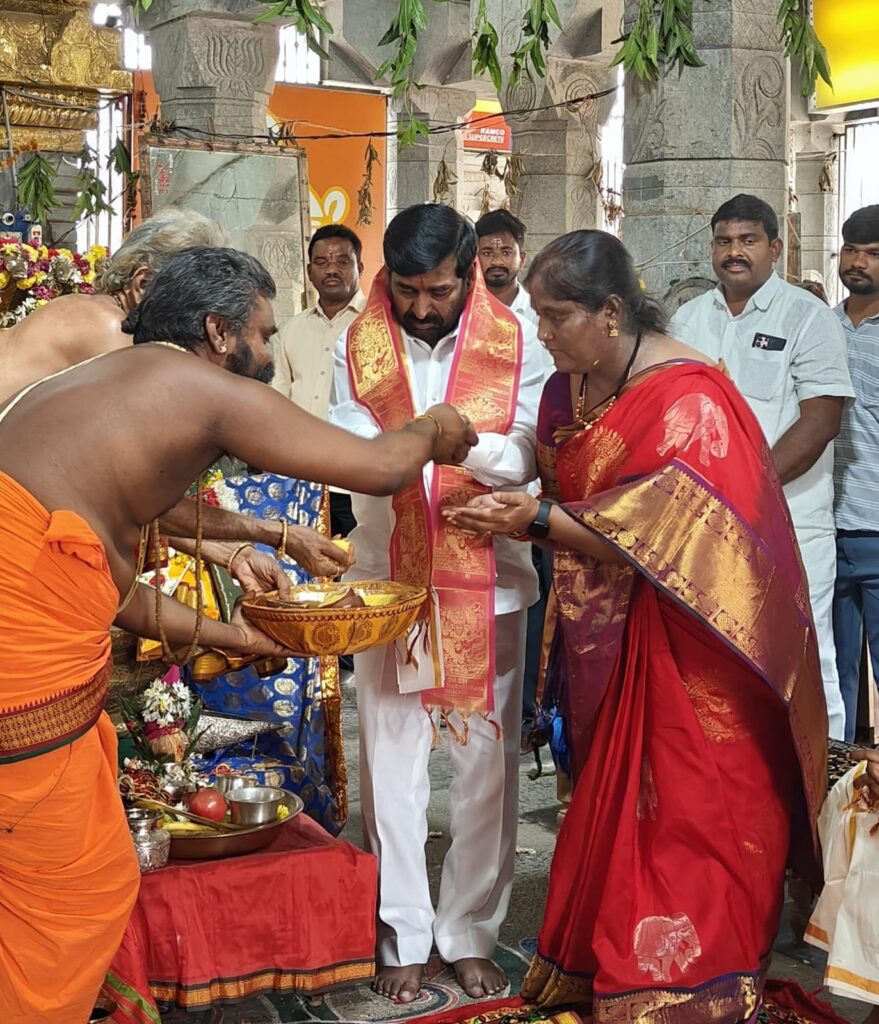 కార్తీక పూజల్లో పాల్గొన్న మాజీమంత్రి జగదీష్ రెడ్డి దంపతులు