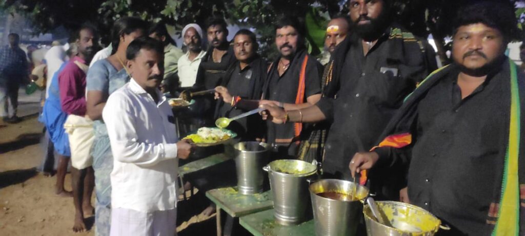 అయ్యప్ప స్వామి భక్తులకు అన్నదానం నిర్వహించిన  సీనియర్ లాయర్ పొదిలి ప్రదిఫ్ కుమార్