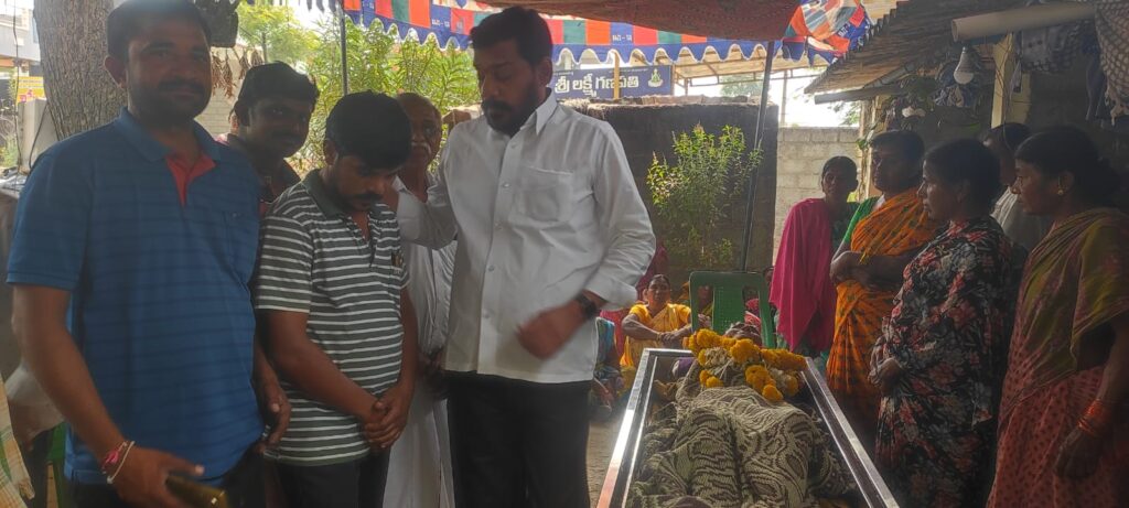 కారింగుల లింగమ్మ భౌతికయానికి పూలమాల వేసిన కీసర సంతోష్ రెడ్డి