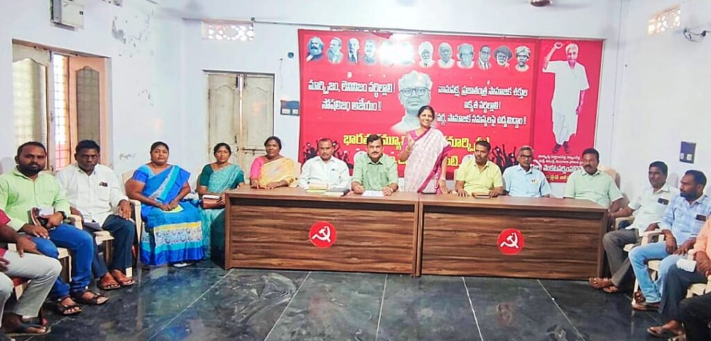 ప్రపంచ మానవాళికి ఎర్ర జెండా దిక్చూచిగా నిలిచింది.