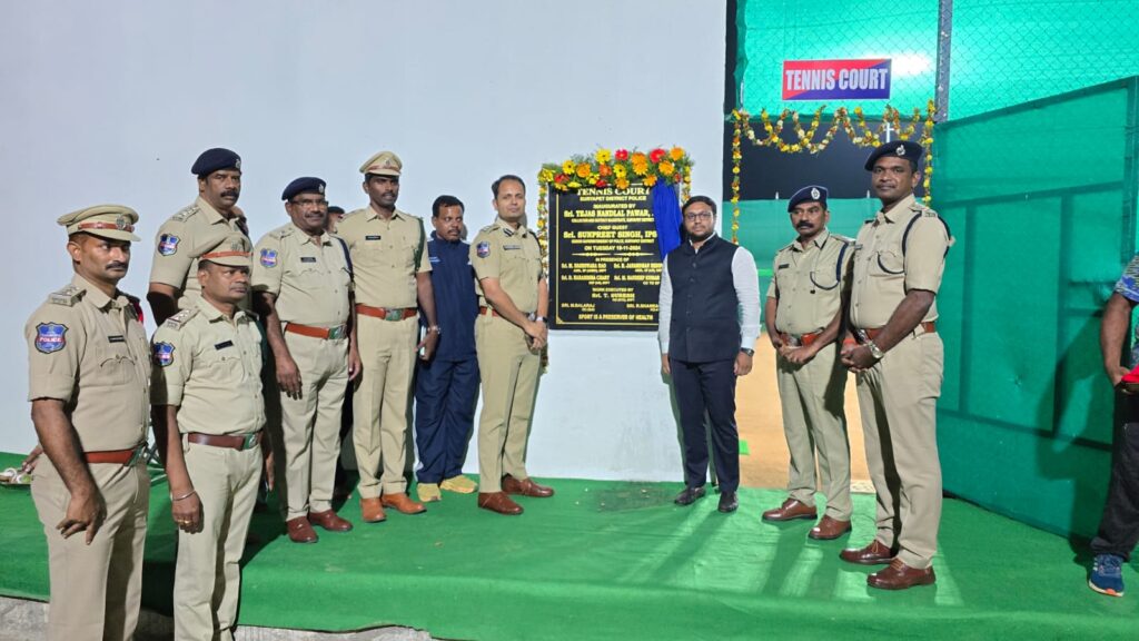 పోలీస్ కార్యాలయం వద్ద టెన్నిస్ కోర్ట్ ప్రారంభించిన జిల్లా కలక్టర్ తేజస్ నందలాల్ పవార్ ఐఏఎస్, జిల్లా ఎస్పి సన్ ప్రీత్ సింగ్ ఐపిఎస్ 