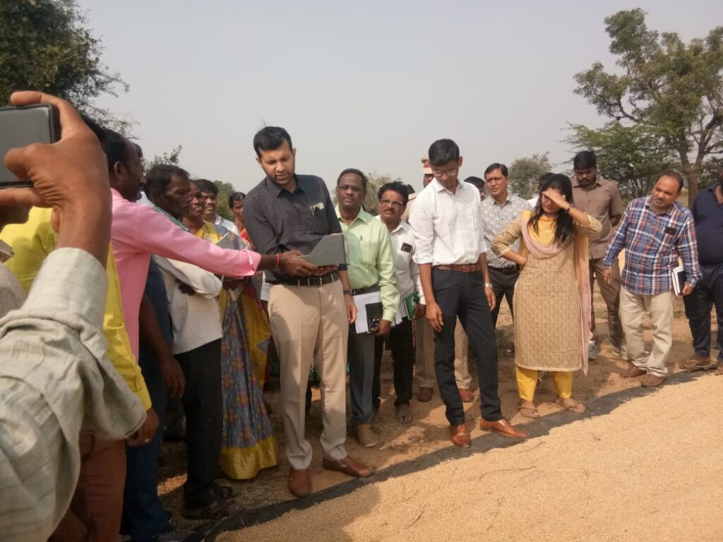  వరి కొనుగోలు కేంద్రాలను జిల్లా కలెక్టర్ ఆకస్మిక  తనిఖీలు 