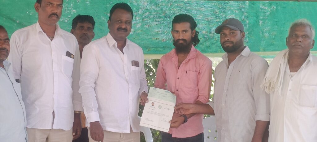 సీఎం రిలీఫ్‌ ఫండ్‌ చెక్కుల పంపిణీ మార్కెట్ కమిటీ మాజీ మాజీ చైర్మన్ వడ్డే శ్రీనివాస్ 