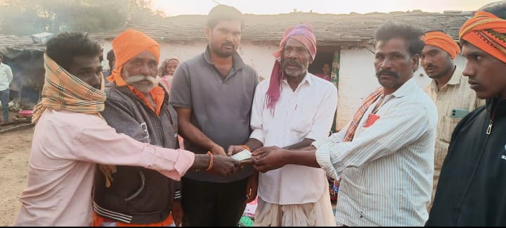 యువక్రాంతి పౌండేషన్ ఆధ్వర్యంలో మృతురాలి కుటుంబ నికి ఆర్థిక సహాయం