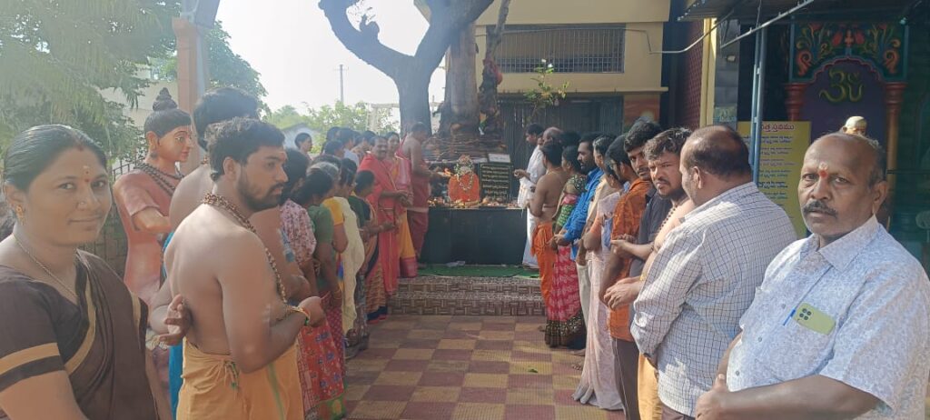 సాయిబాబా దేవాలయంలో పూజలు 