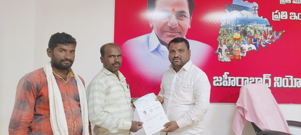 సీఎంఅర్ఎఫ్ చెక్కును అందజేసిన మల్గి మాజి సర్పంచ్ జట్గొండ మారుతి