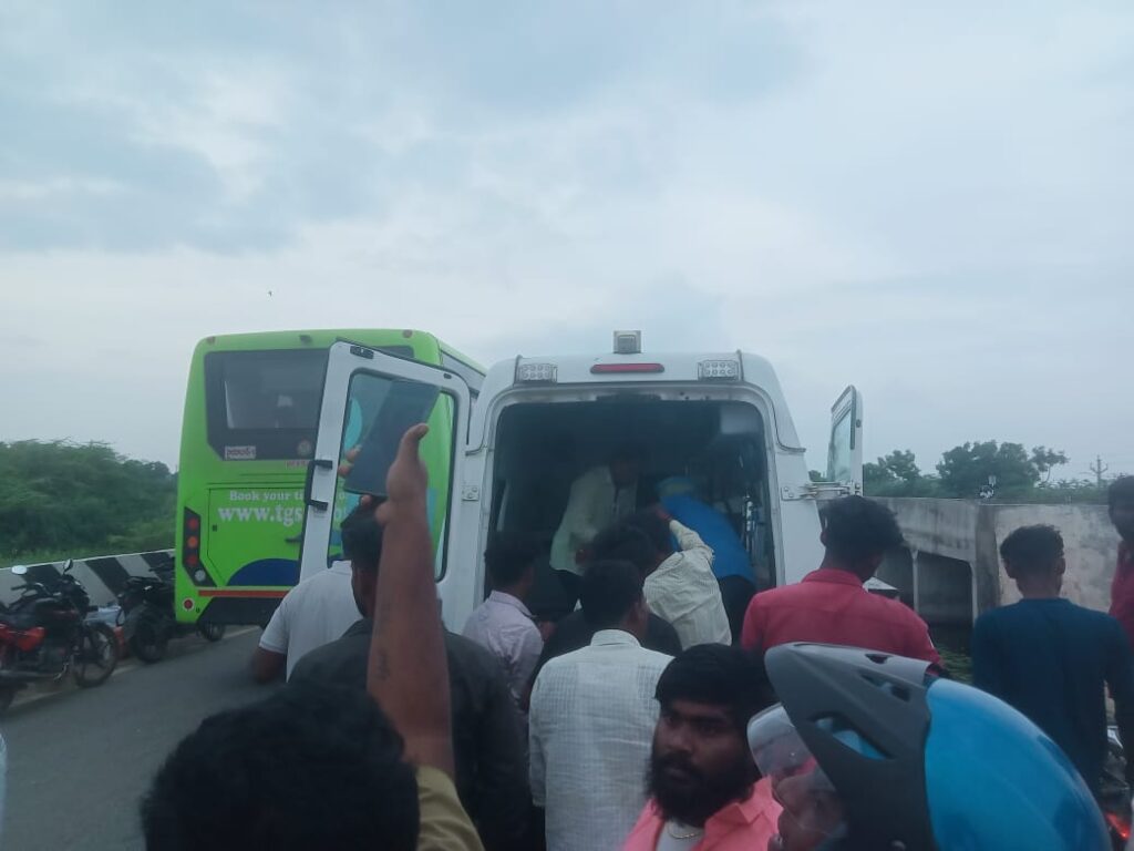 ప్రమాదంలో గాయపడ్డ ఇద్దరి యువకులు 