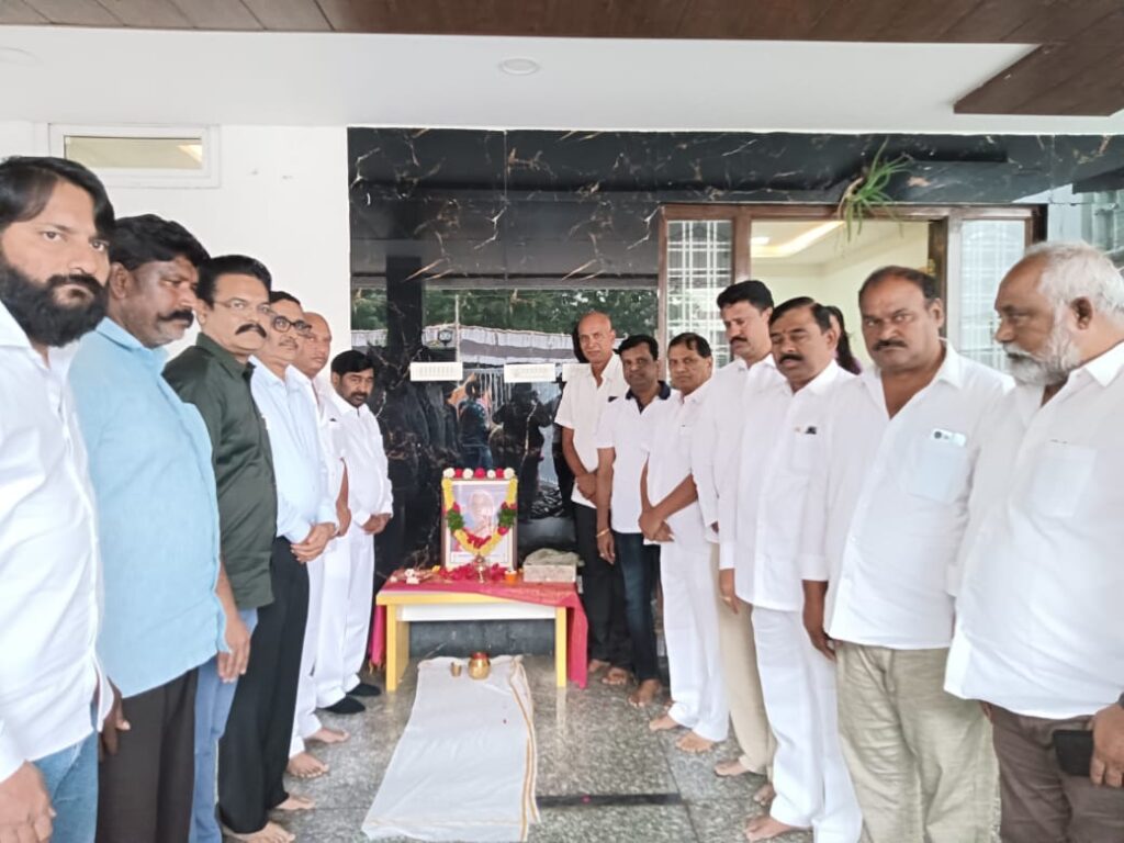 లలితమ్మ చిత్రపటానికి పూలమాల వేసిన మాజీమంత్రి
