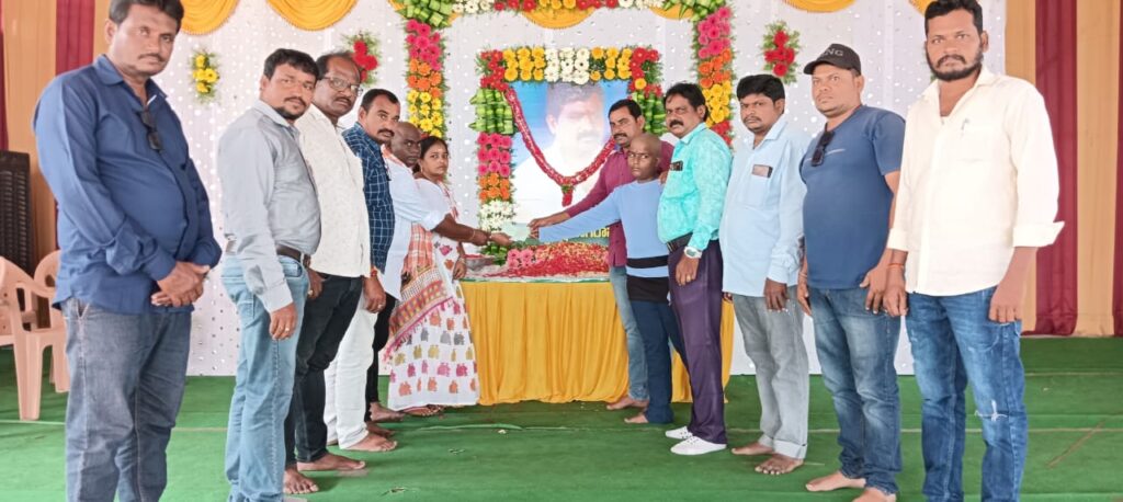 జర్నలిస్ట్ రాజు మృతి పట్ల నివాళులర్పించిన జర్నలిస్టులు.