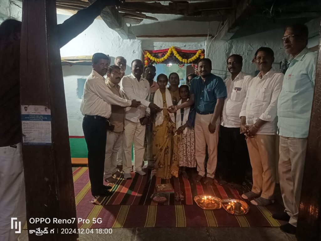 ఆర్థిక చేయూత అందించిన ఉపాధ్యాయ సంఘాలు, విద్యావంతుల వేదిక నాయకులు
