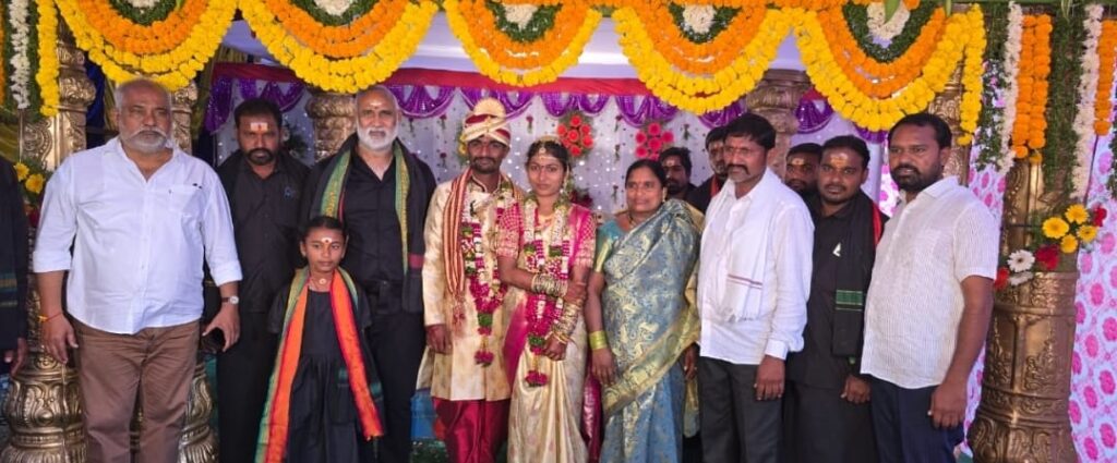 వివాహ మహోత్సవంలో పాల్గొన్న మాజీ ఎమ్మెల్యే బొల్లం మల్లయ్య యాదవ్ 