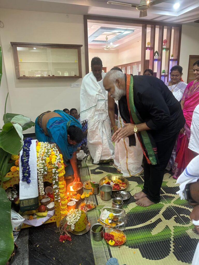 గృహప్రవేశ మహోత్సవంలో పాల్గొన్న మాజీ ఎమ్మెల్యే బొల్లం మల్లయ్య యాదవ్ 