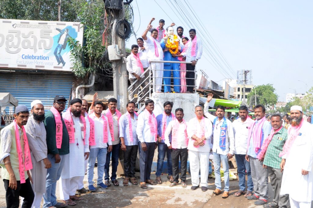 డాక్టర్ బీ.ఆర్.అంబేద్కర్ విగ్రహానికి పూలమాలలు వేసి ఘనంగా నివాళులు అర్పించారు. 