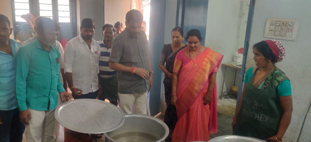 కస్తూర్బా గాంధీ బాలికల హాస్టల్ పరిశీలించిన కాంగ్రెస్ పార్టీ అధ్యక్షులు కీసర సంతోష్ రెడ్డి