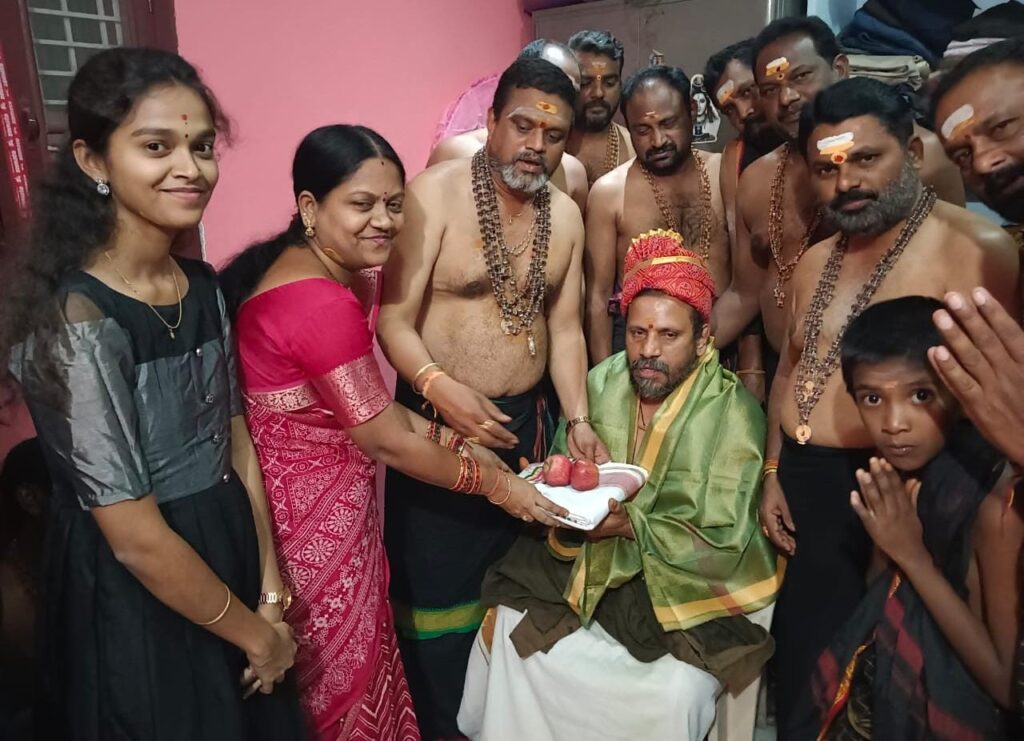 మేల్ శాంతి రవి ని సన్మానించిన అయ్యప్ప దీక్షపరులు.