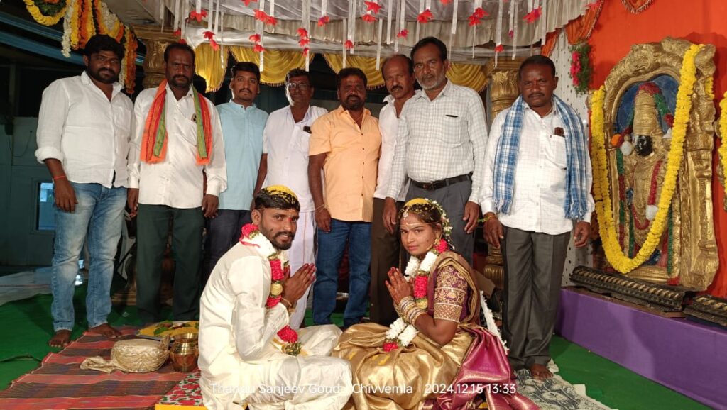 నూతన వధూవరులను ఆశీర్వాదించిన జిల్లా కాంగ్రెస్ నాయకులు 