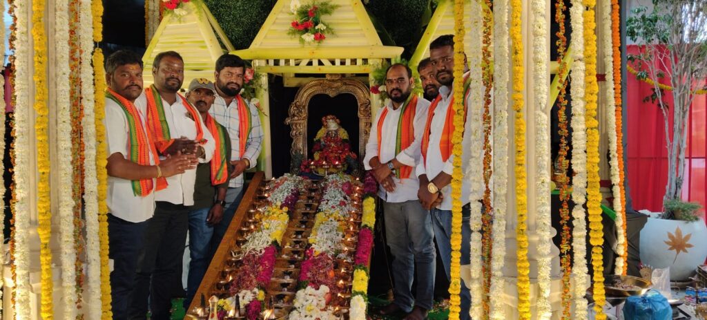 మాజీ ఎమ్మెల్యే నివాసంలో మహా పడిపూజ పాల్గొన్న ఆర్ సి గౌడ్ 