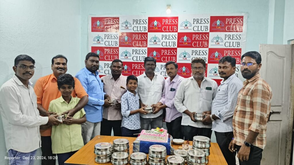 టీజేఏ ప్రెస్ క్లబ్ నందు ఘనంగా మినీ క్రిస్మస్ వేడుకలుగా సూర్యాపేట జిల్లా టీజేఏ ప్రెస్ క్లబ్ నందు ఘనంగా మినీ క్రిస్మస్ వేడుకలు