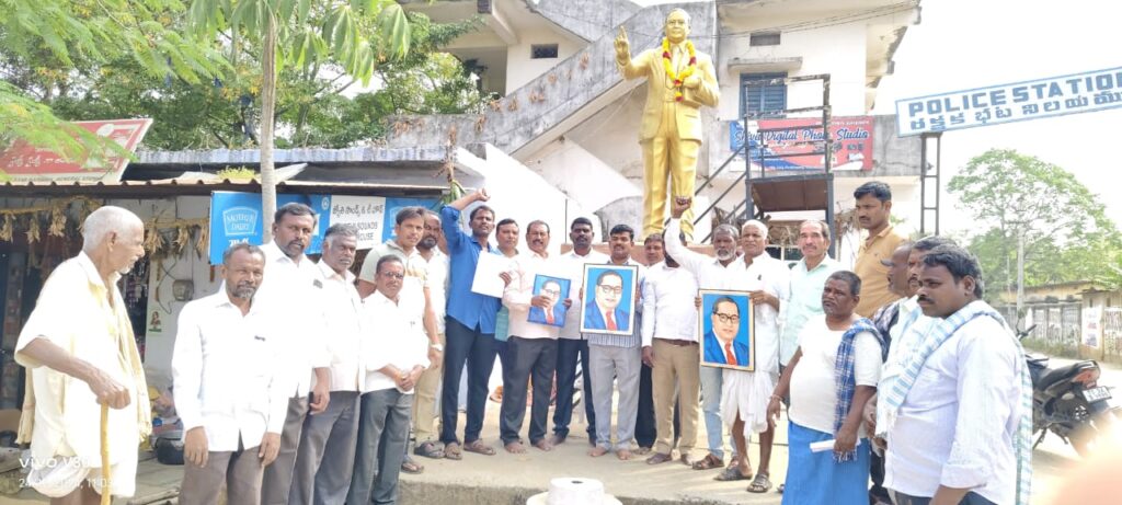 అంబేద్కర్ విగ్రహానికి వినతిపత్రం అందించిన కాంగ్రెస్ నాయకులు