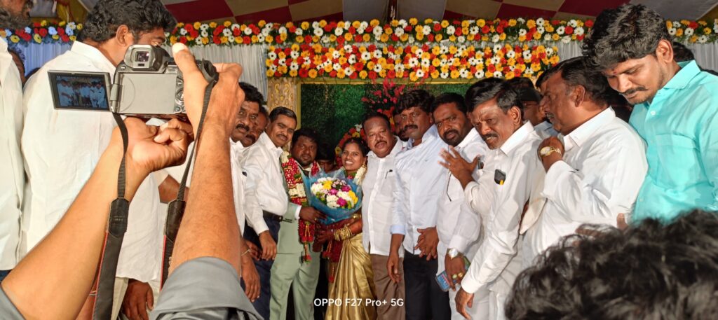 నూతన వధూవరులను ఆశీర్వదించిన డీసీఎంఎస్ మాజీ చైర్మన్వట్టే జానయ్య యాదవ్ 
