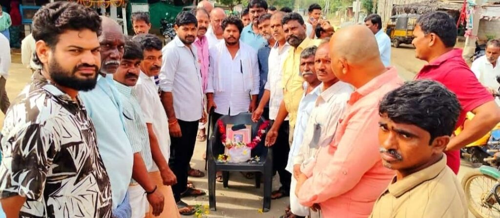 మాజీ ప్రధాని మన్మోహన్ సింగ్ సంతాపాన్ని తెలియజేసిన మండల నాయకులు 
