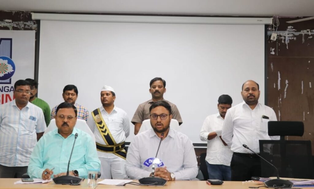 సమస్యలతో వచ్చే ప్రజలను ఆదుకోవాలి కలెక్టర్ 