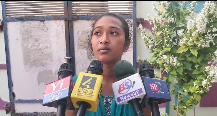 యువకుని ఇంటి ముందు ధర్నా