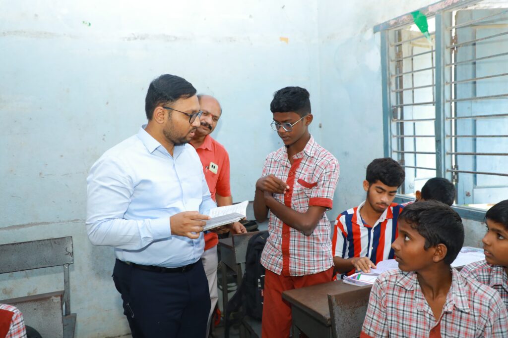 మంచిగా చదివి సమాజంలో గుర్తింపు తెచ్చుకోవాలి.....