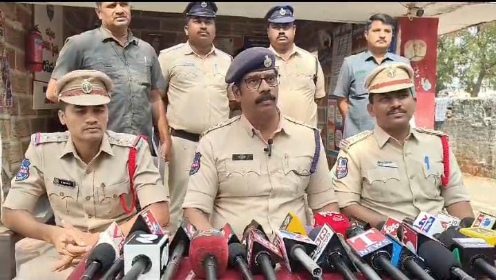 హత్య కేసును చేదించిన చివ్వెంల పోలీసులు
