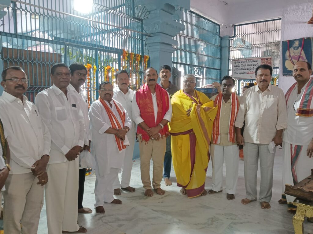 లక్ష్మి నరసింహ స్వామిని దర్శించుకున్న కోదాడ మాజీ ఎమ్మెల్యే బొల్లం మల్లయ్య