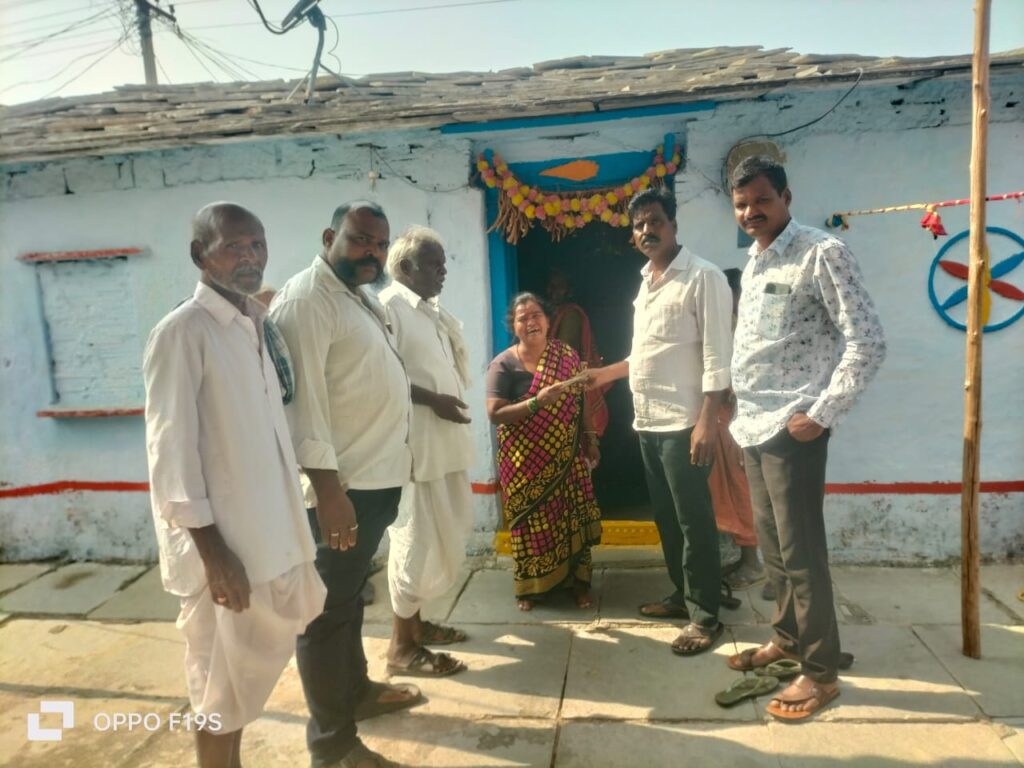 మృతుని కుటుంబానికి ఆర్థిక సాయం అందించిన ప్రముఖ నాయకులు