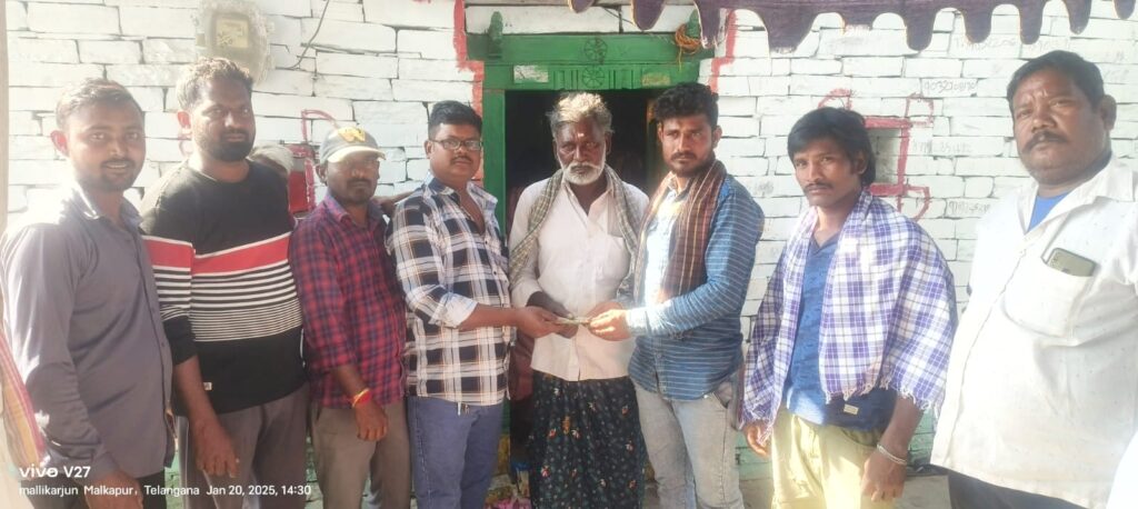 మృతుని కుటుంబానికి ఆర్థిక సాయం అందించిన ఆర్ సి గౌడ్