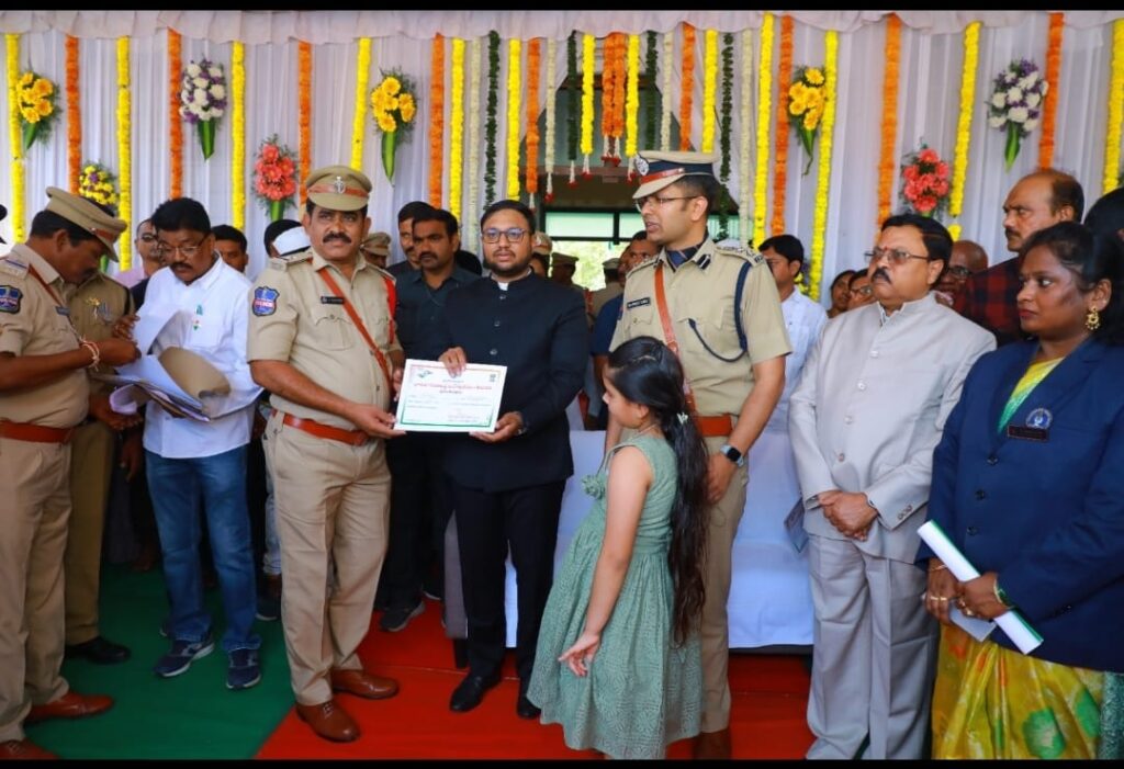 ఉత్తమ ఏఎస్ఐగా కలెక్టర్ చేతుల మీదుగా ప్రశించ పత్రం 