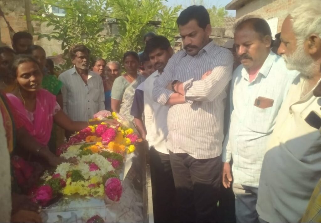 పూలమాలవేసి నివాళులర్పించిన మండల పార్టీ అధ్యక్షుడు కీసర సంతోష్ రెడ్డి 