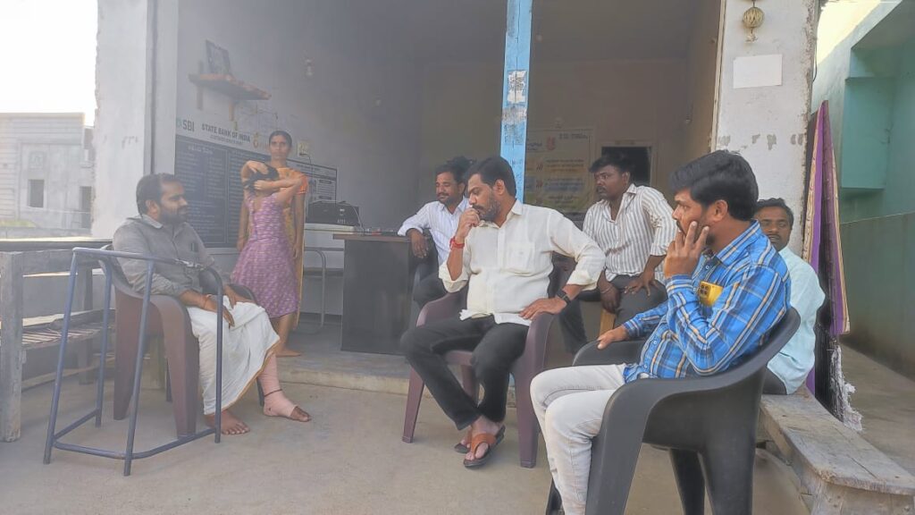 గుగులోతు లక్ష్మణ్ నాయక్ ను పరామర్శించిన మోతె మండల కాంగ్రెస్ పార్టీ అధ్యక్షుడు కీసర సంతోష్ రెడ్డి 