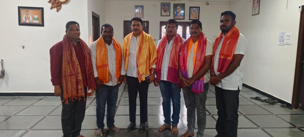 పార్టీ బలోపేతానికి కృషి చేయాలి.