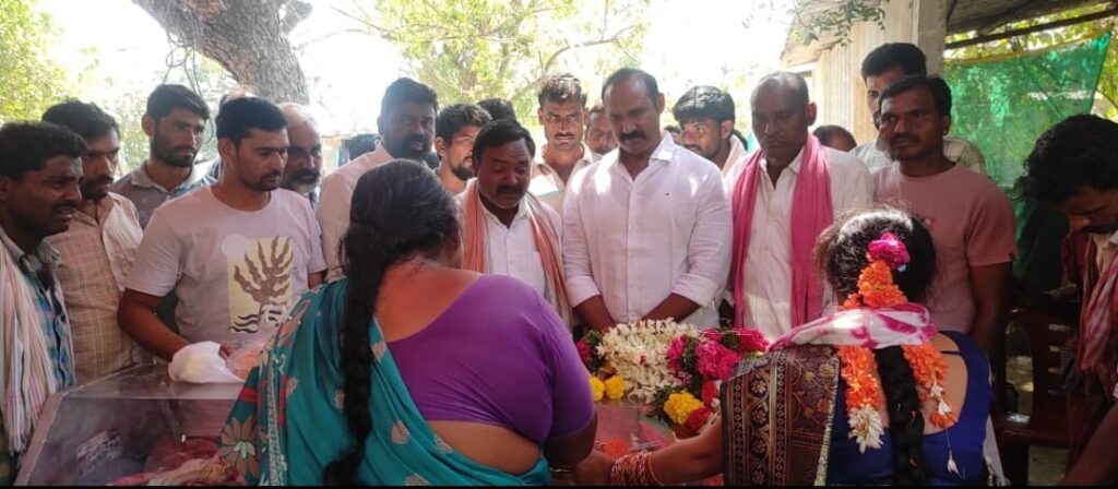 మృతి చెందిన రమేష్ కుటుంబాన్ని ఓదార్చిన ఎమ్మెల్యే 