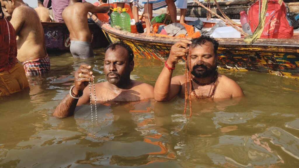 త్రివేణి సంగంలో పవిత్ర స్నానం