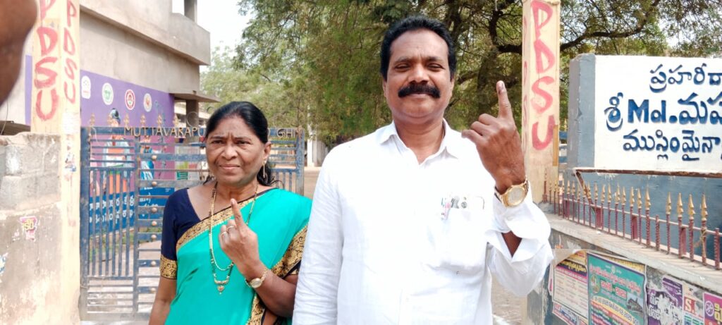 టీచర్స్ ఎమ్మెల్సీ ఓటును వినియోగించుకున్న పిఆర్టియురాష్ట్ర అసోసియేట్ అధ్యక్షులు మాతంగి ప్రభాకర్ రావు రత్నకుమారి దంపతులు