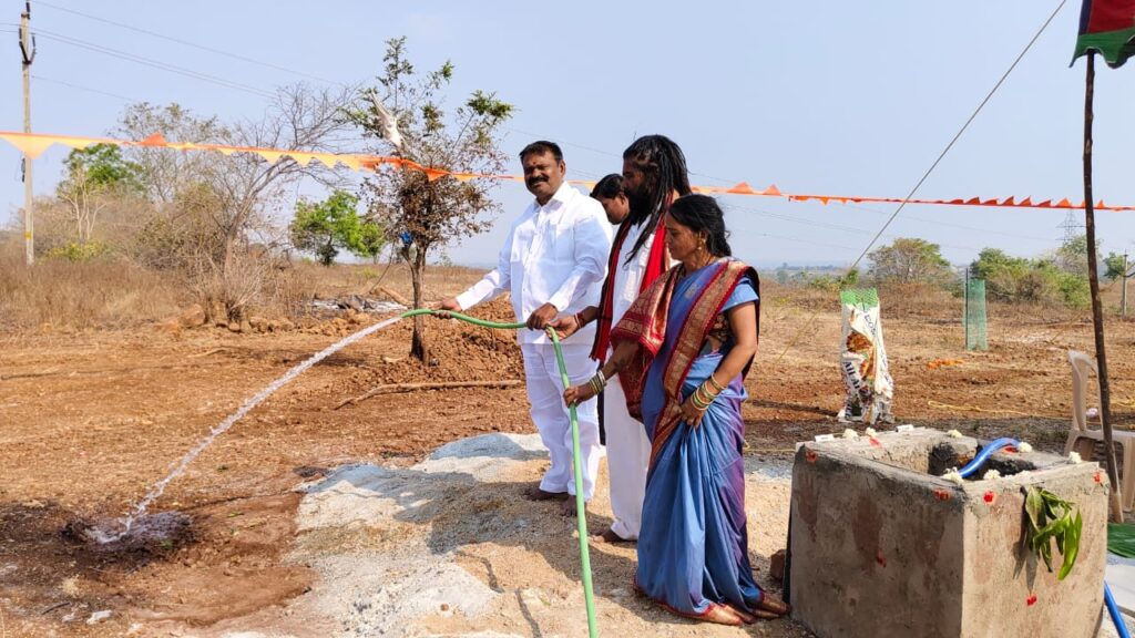 యాడి బాపూ గడ్ దేవస్థానం ఫౌండర్ ట్రస్టీలు మోటర్ పంప్ సెట్ ను ప్రారంభం 