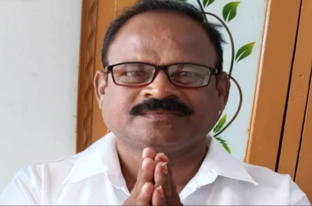 సర్వీసు రోడ్లపై పేరుకుపోయిన మట్టిని తొలగించాలి