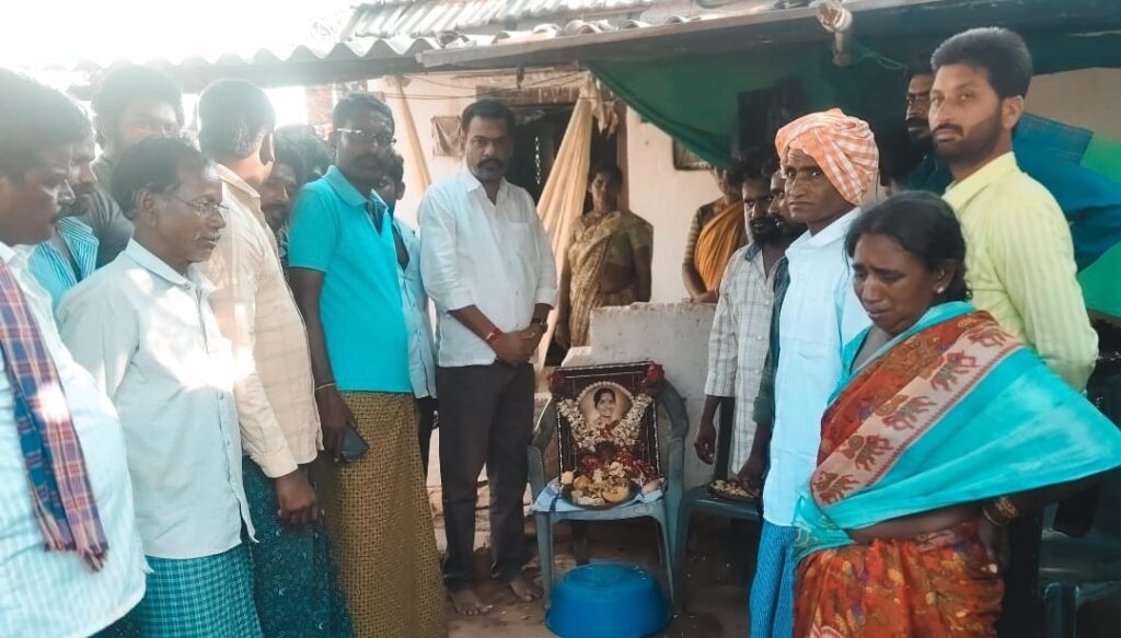 దివ్య కుటుంబానికి బుర్కచర్ల గ్రామ కాంగ్రెస్ పార్టీ 10,000/- రూపాయలు ఆర్ధికసాయం